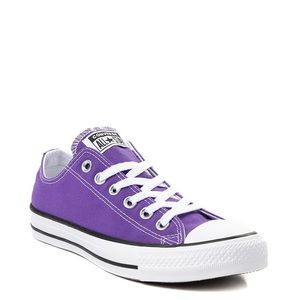 W Sz 6 Purple Low Top Converse - Chuck Taylors